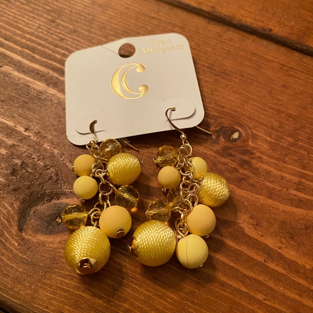 3/$10 jewelry NWT Charming Charlie’s yellow beaded drop earrings